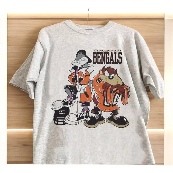 Cincinnati Bengals NFL Football Warner Bros Looney Tunes T-shirt - Picture 1 of 3
